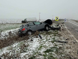 Две особе погинуле, а две повређене у судару на путу између Лаћарка и Чалме