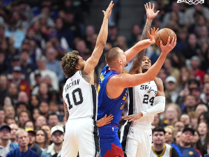 Денверов велики кикс против Спарса, Јокић надомак трипл-дабла