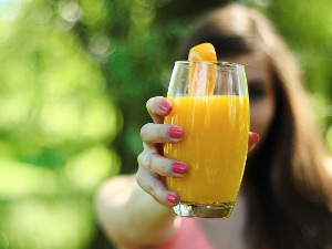 Слатко наранџасто чудо у чаши – сок од поморанџе помаже регулисању притиска, упала и нивоа шећера