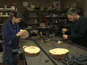 Брат и сестра из околине Трстеника канцеларију заменили ковачком радионицом