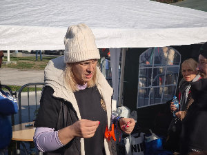 Дијана Хрка наставља штрајк глађу, мирно испред Скупштине