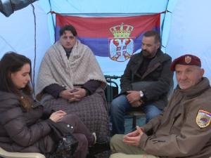 Угљеша Мрдић осми дан штрајкује глађу испред Народне скупштине