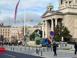 Угљеша Мрдић испред Скупштине наставио штрајк глађу