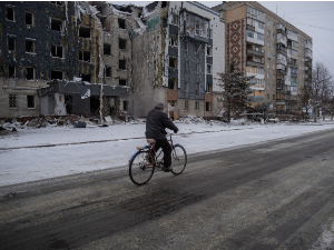 Дип стејт: Сви излази из Мирнограда у "сивој зони"; Кремљ: Путин понекад сам и без пратње вози кроз Москву
