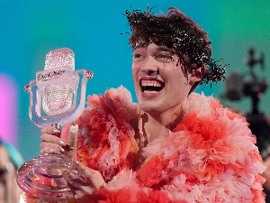 Победник Евровизије Немо враћа трофеј у знак протеста