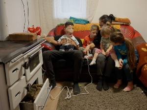 Данијела сама гаји шесторо деце и тешко успева да загреје кућу, Црвени крст прискаче у помоћ