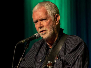 И евровизијски победник из 1994. Чарли Макгетиган враћа трофеј 