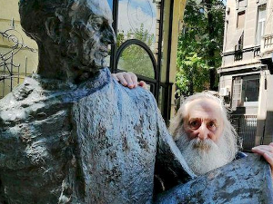 Клокотризам као антиципација: Старо сајмиште са људима 