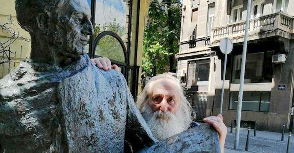 Клокотризам као антиципација: Старо сајмиште са људима 