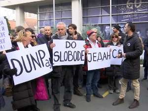 Група глумаца Народног позоришта на протесту подршке студентима ДУНП-а испред РТС-а