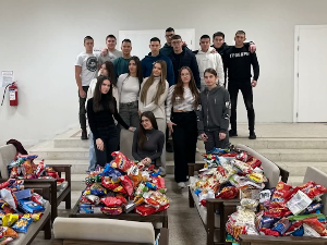 Прокупачки гимназијалци припремили поклоне за малишане којима је помоћ потребна
