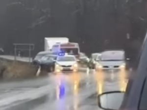 Једна особа погинула у судару три аутомобила на Ибарској магистрали