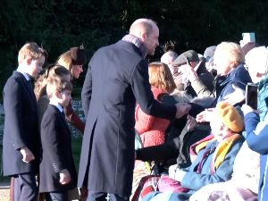 Британска краљевска породица поздравила окупљене грађане после божићне службе