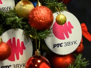 Глумци певају