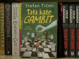 Роман Стефана Тићмија „Тата каже гамбит“ – озбиљне теме обавијене шахом