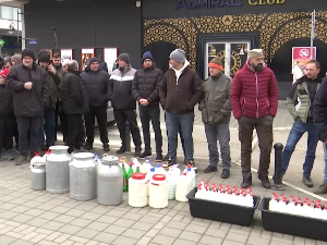 Просуто млеко испред Скупштине града Краљева - протест због најаве да ће откупна цена млека бити мања за 5 динара