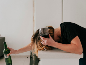 Празнично весеље или пут у болницу: Лекари упозоравају на опасности мешања алкохола и дрога