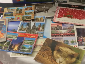 Поштанско сандуче пуно разгледница из целог света