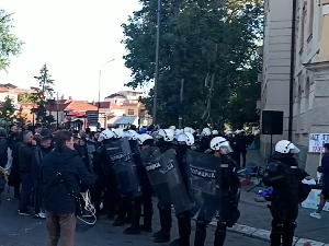 Жандармерије испред зграде суда у Нишу; блокаде испред Вишег суда у Новом Саду, запосленима онемогућен улазак