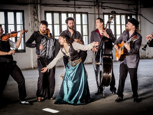 Barcelona Gipsy Orchestra, 1. део 