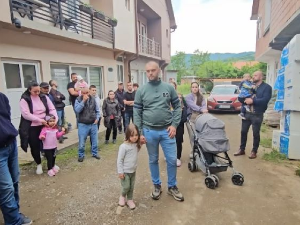 Српским породицама из Лешка прете рушењем кућа