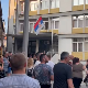 Протест испред зграде суда у Ужицу због хапшења матуранта осумњиченог за напад на новинарку Информера