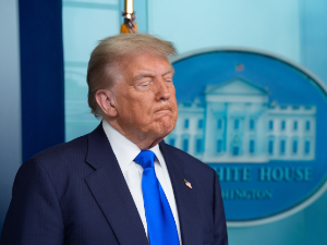 Трамп писмима обавестио 14  држава о новим царинама, шта чека Србију