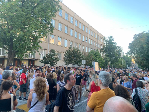 Протест подршке за седморо професора испред Пете београдске гимназије