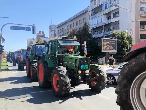 Протест пољопривредника у Новом Саду, тврде да влада није испунила договоре