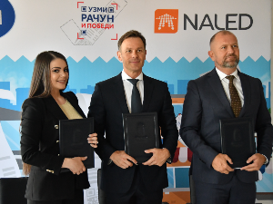 Уручени кључеви стана и аутомобила добитницима игре "Узми рачун и победи"