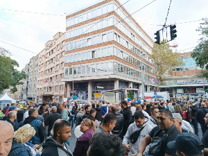 Скупови грађана против блокада на више од двеста локација широм земље, окупљени испред РТС-а упутили три захтева