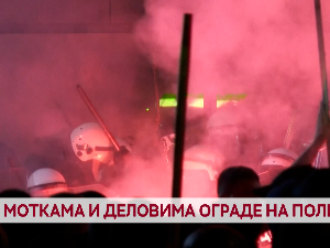 Моткама и деловима ограде на полицију