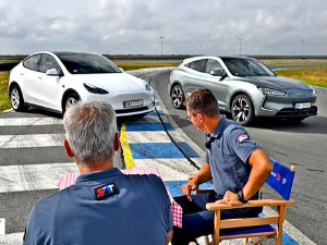 САТ: Кафанска расправа – шта је боље у граду, хибрид или струја?