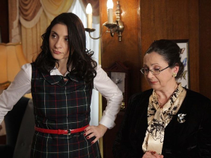 Село гори, а баба се чешља