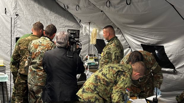 Дозволите...: Лака пољска болница Војске Србије (РТС / Горан Јанићевић) Дозволите...: Лака пољска болница Војске Србије