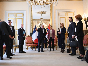 Брнабић са председником француског Сената Жераром Ларшеом у Паризу Брнабић са председником француског Сената Жераром Ларшеом у Паризу