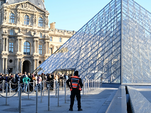 Ухапшено пет осумњичених због крађе из Лувра, "плен" ипак није пронађен