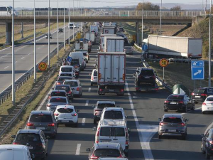 Шест возила у саобраћајној несрећи на ауто-путу Београд - Нови Сад