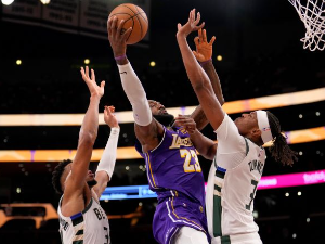 Јанис Леброна спрема за пензију, Грк два пута спречио Џејмса да буде херој Лејкерса