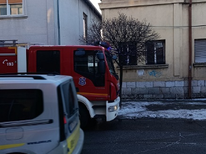 Пожар у помоћном објекту у Нишу, горе гуме и картони