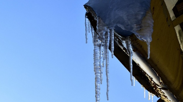 Леденице са кровова потенцијална опасност