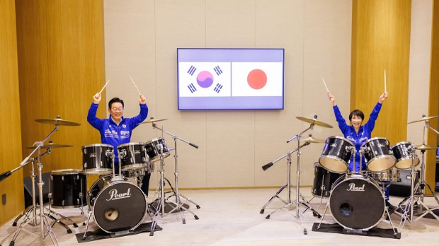 А од јужнокорејског председника – бубњеви за јапанску премијерку Такаичи