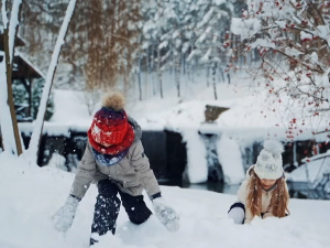 Бебе на зимском ваздуху – шта кажу педијатри о скандинавској пракси и да ли је применљива код нас