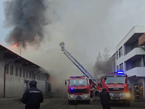 Велики пожар у индустријској зони у Новом Пазару, горе магацини са штофовима