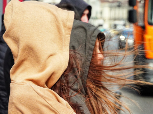 Облачно време са температуром изнад просека – удари кошаве у Београду, на планинама снег