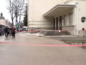 Отпао део фасаде са реновиране Гимназије у Прокупљу, ученици упућени на онлајн наставу