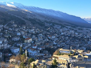 Квадратура круга: Ђирокастра град саздан од светлости и камена