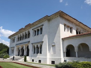 Дворови на Дедињу: Стари двор