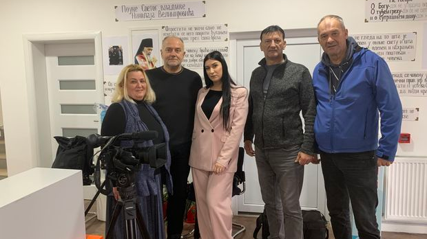 Право на сутра: У невидљивим жицама