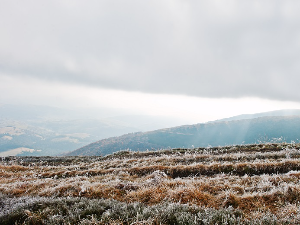Облачно и осетно хладније, снег на планинама